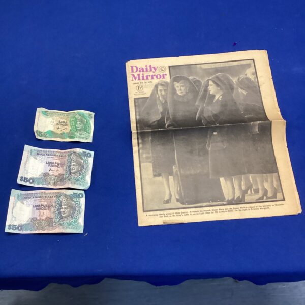Malaysian banknotes and vintage 1952 Daily Mirror newspaper lot.