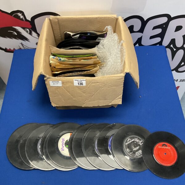 Mixed lot of vintage 7 inch vinyl records for collectors.