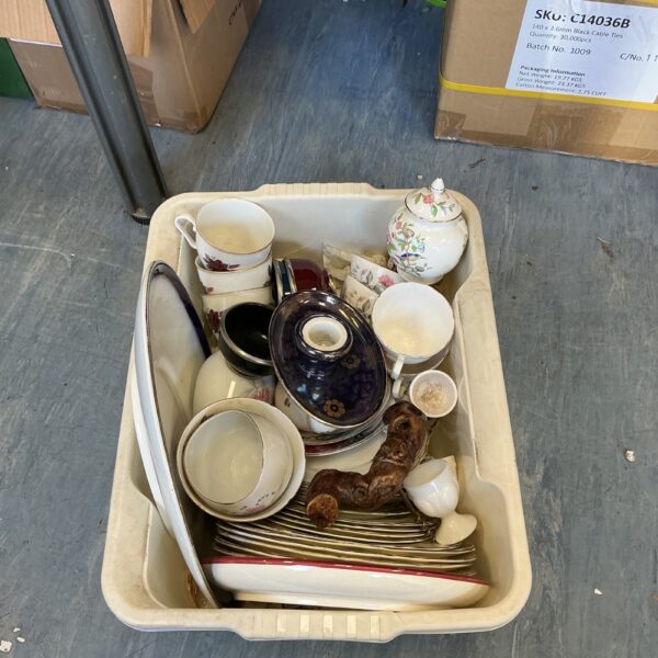Mixed china lot featuring an Aynsley Pembroke ginger jar and vintage tea wares.