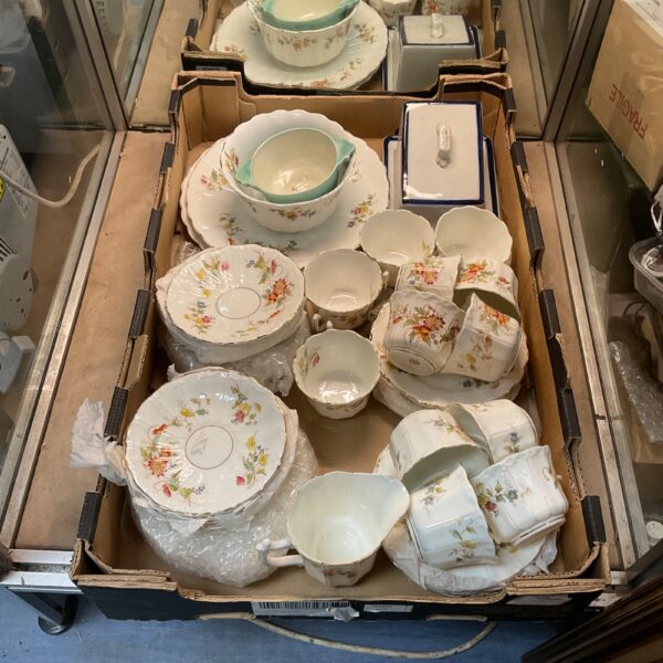 Mixed chinaware lot featuring floral teacups and saucers.
