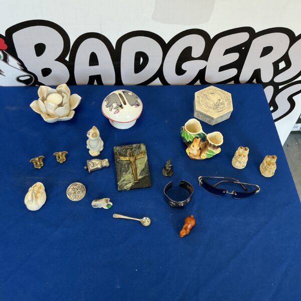 Mixed collectibles lot featuring Eeyore and vintage figurines.