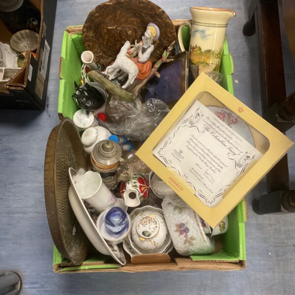 Mixed lot of vintage collectibles including china and a brass tray.
