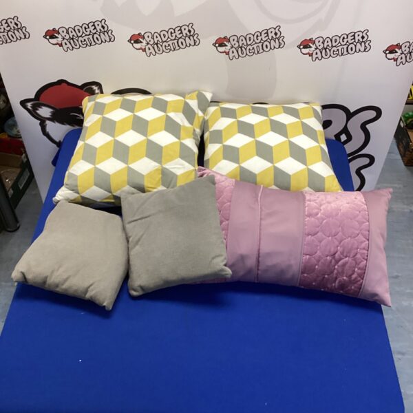 Mixed cushion lot with patterned and colourful throw pillows.