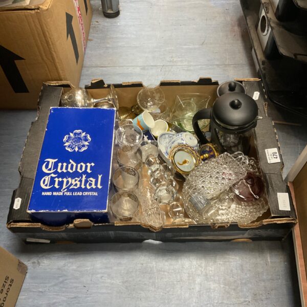 Mixed lot of glass and crystal including Tudor Crystal pieces.
