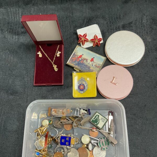 Vintage jewellery and badges lot with compact mirrors.