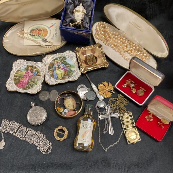 Vintage mixed jewellery and china lot with faux pearls and brooches.