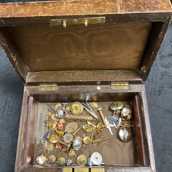 Mixed lot of vintage buttons, badges and jewellery pieces.