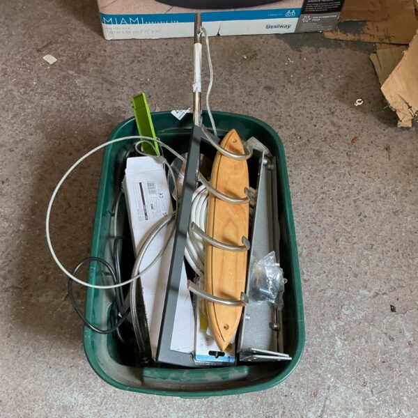 Mixed lot with coat rack and assorted household items.