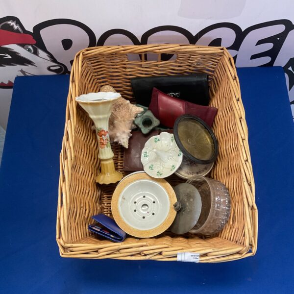Mixed lot of vintage collectibles including a shell and glass pot.
