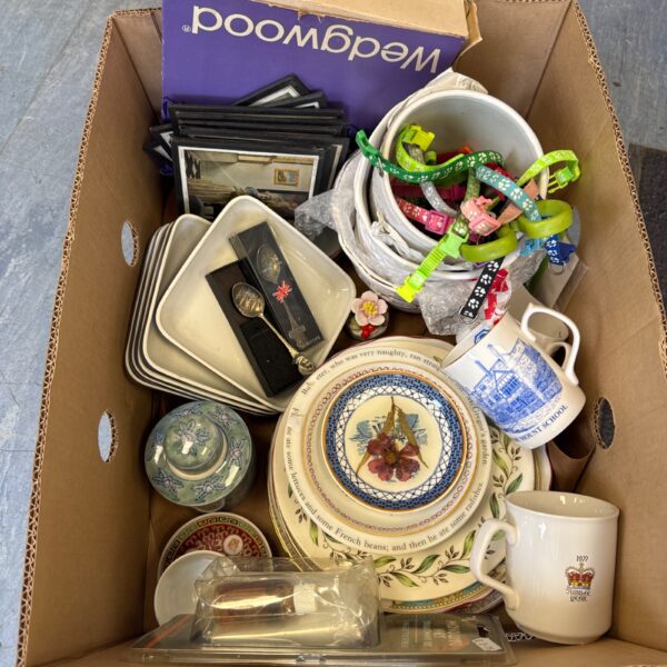 Overview of a mixed lot of vintage collectibles including plates and prints.