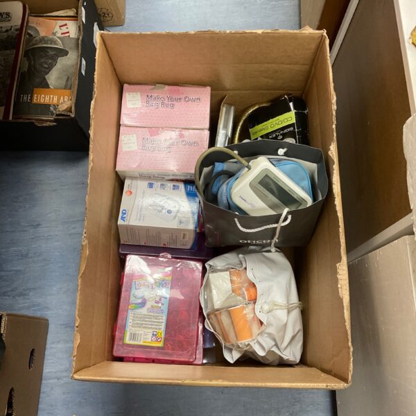 Mixed lot of vintage collectibles including a rag rug kit and medical device.