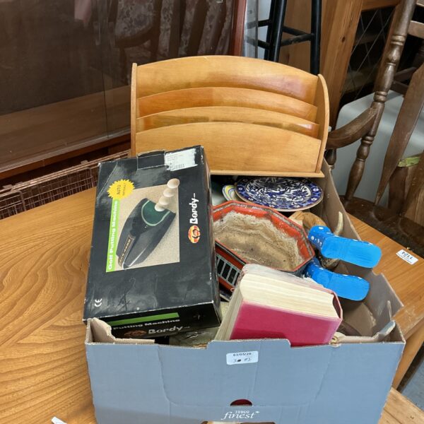 Mixed lot with a putting machine and various collectibles in a box.