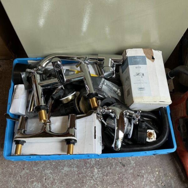Mixed plumbing lot with taps and fittings, including item 9139.