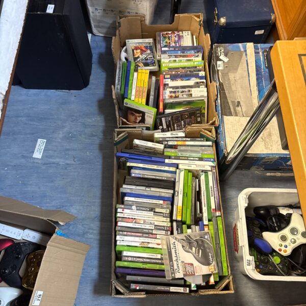 Mixed lot of video games including Xbox, PlayStation and Nintendo titles.