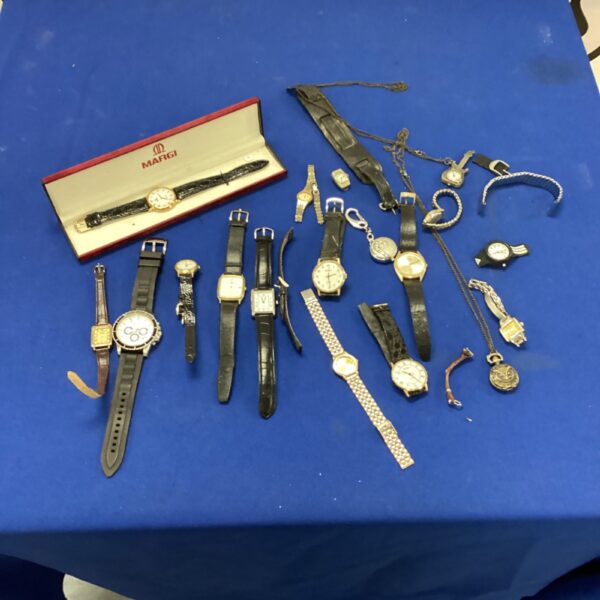 Mixed wrist watch lot including Fossil and Sekonda brands.