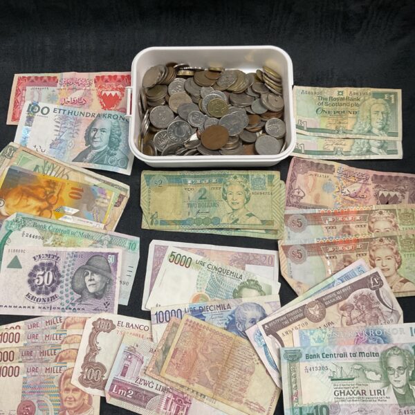 Mixed lot of overseas coins and banknotes for collectors.