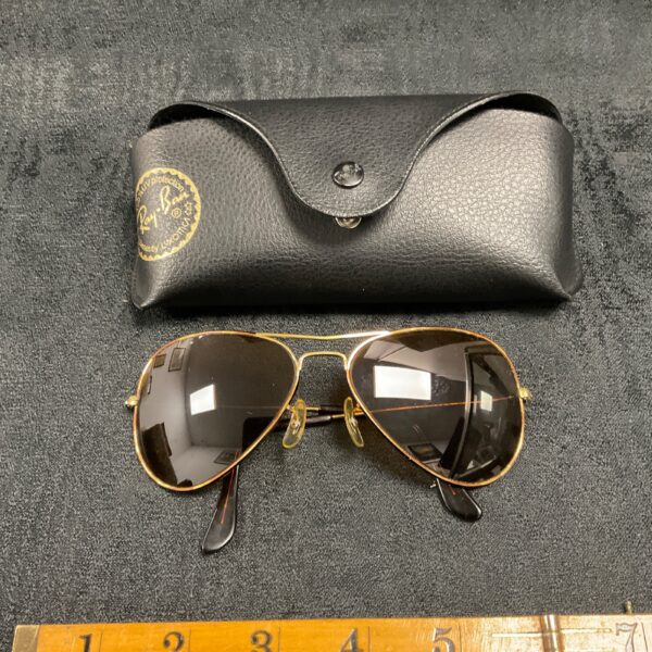Vintage Ray-Ban RB3025 Aviator sunglasses with case.