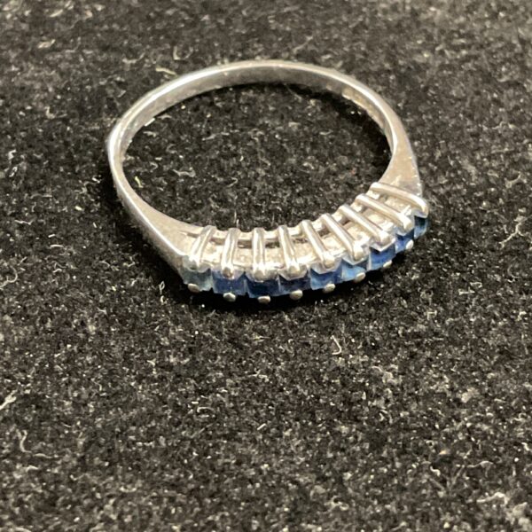 Elegant 18ct white gold ring with blue sapphires.