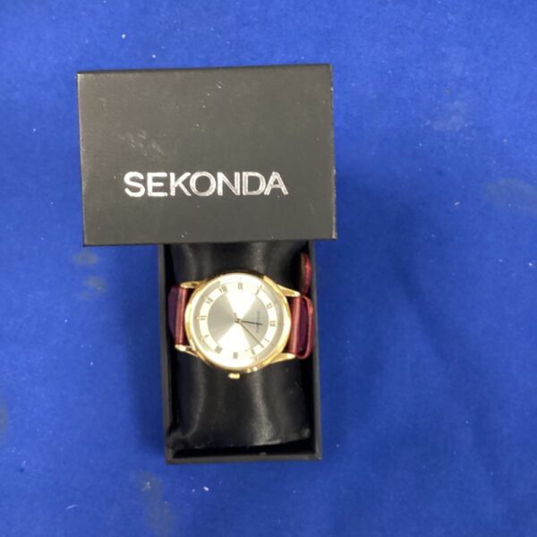 Sekonda gents wristwatch with gold case and leather strap.