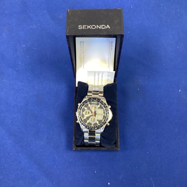 Sekonda gents wristwatch with stainless steel bracelet and analogue face.