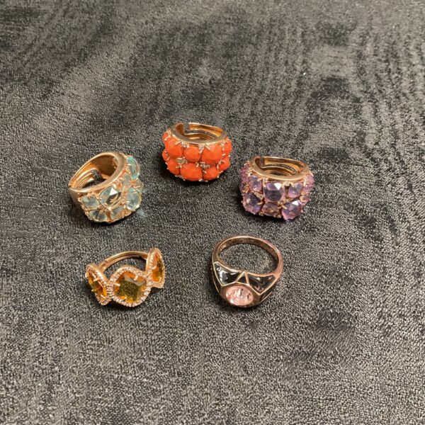 Assorted 925 silver rings in a jewellery lot.