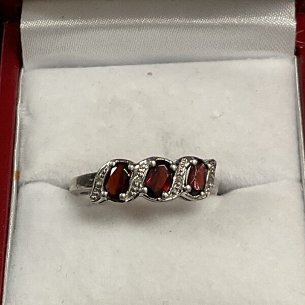 Silver garnet trilogy ring size O, classic vintage style.