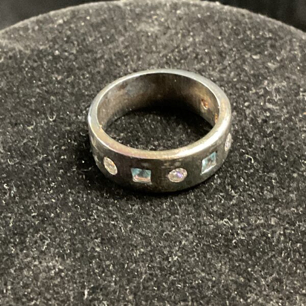 Silver ring with topaz and white stones, size K.