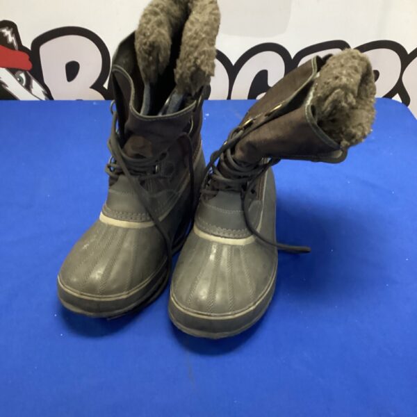 Sorel winter boots size 10.5, durable and waterproof.