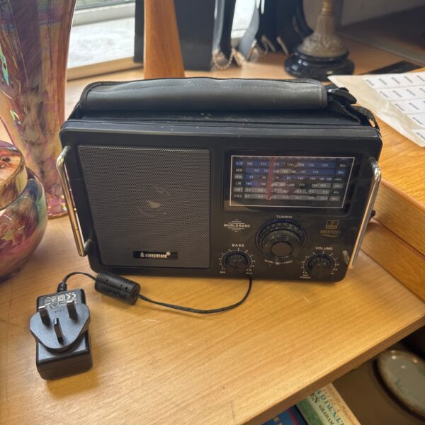 Vintage Steepletone MBR1051 worldband radio in used condition.