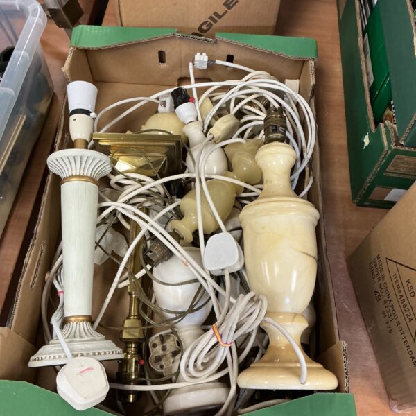 Selection of vintage table lamps in a mixed lot.
