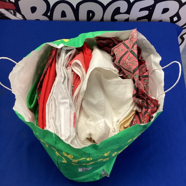 Mixed lot of vintage table linen with colourful patterns.