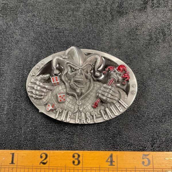 Detailed front view of the Terry Pratchett belt buckle by Dragon Designs.