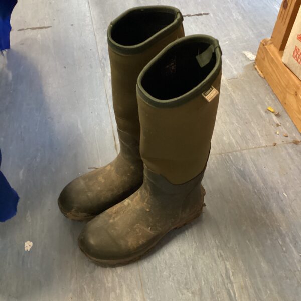 Green size 10 Town & Country Wellington boots showing wear.
