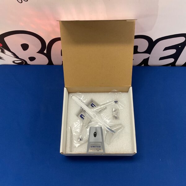 United Airlines Boeing 737-900 diecast model plane for collectors.