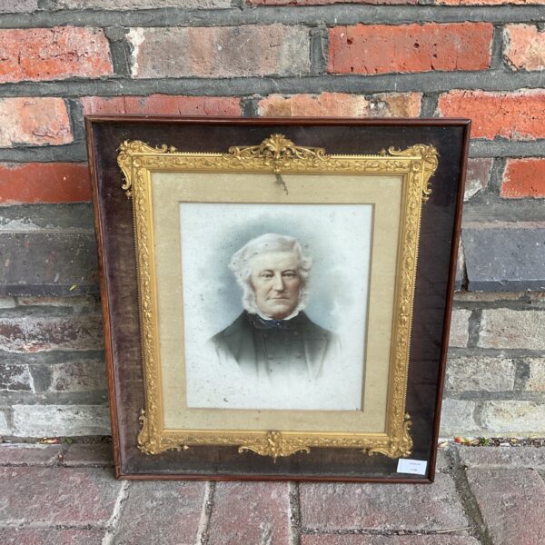 Antique Victorian portrait painting of a gentleman in a gilt frame.