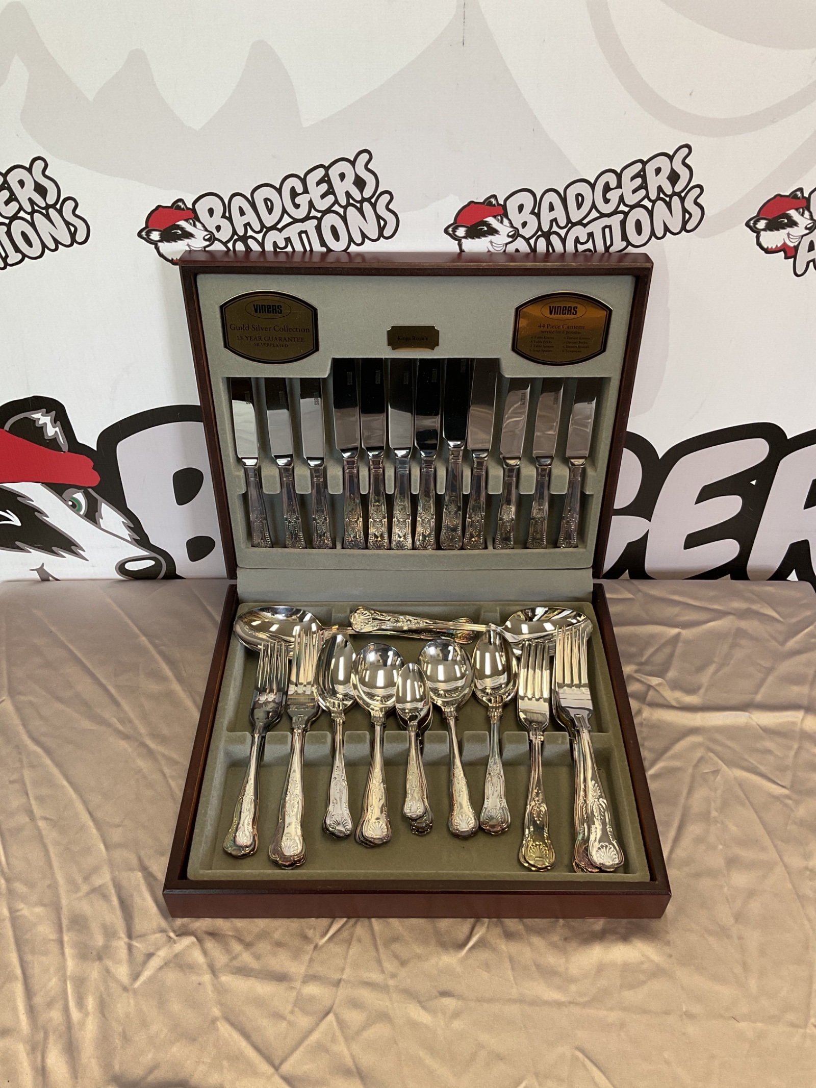 Viners Guild Silver Collection 44pc Silver Plated Cutlery Set Badgers 