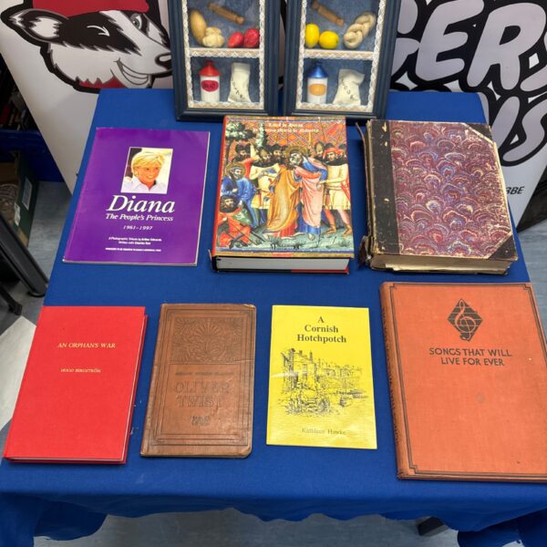 Vintage baker dioramas and antique Oliver Twist book lot for collectors.