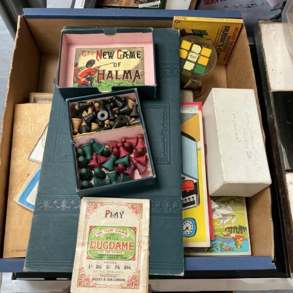 Vintage board games including Halma and Ducdame in a lot.