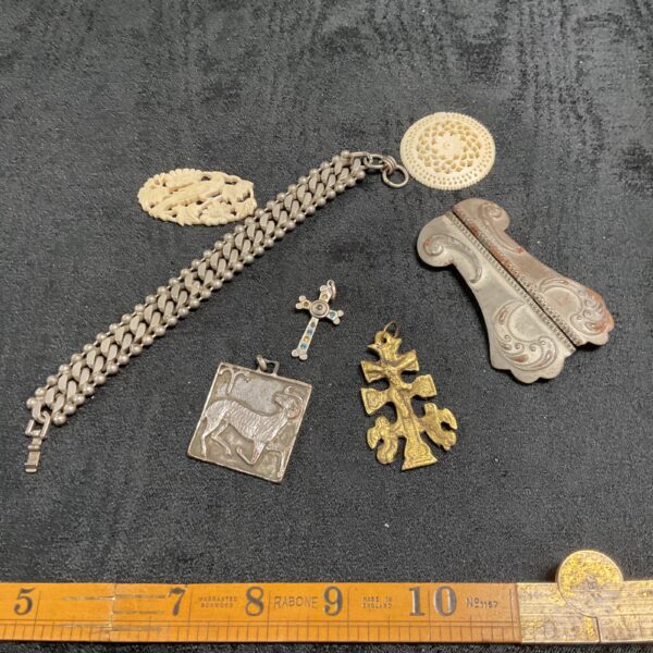Vintage jewellery lot featuring a heavy chain bracelet and pendants.
