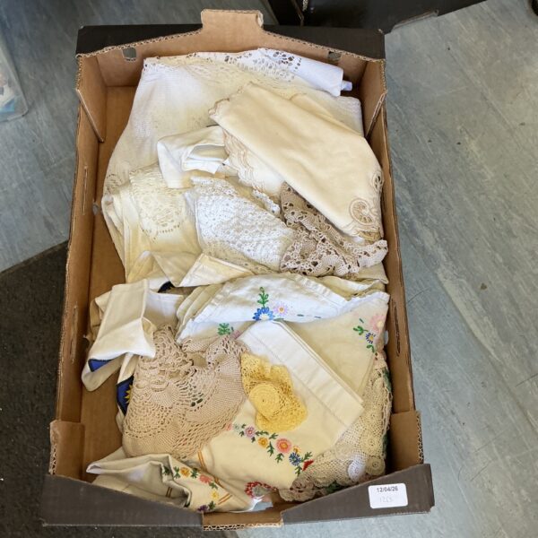 Vintage lace tablecloths and embroidered tea towels in a mixed lot.