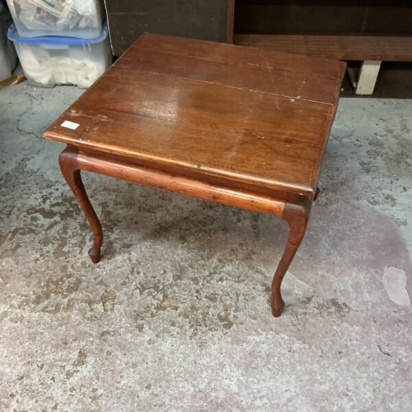Vintage mahogany coffee table with curved legs.