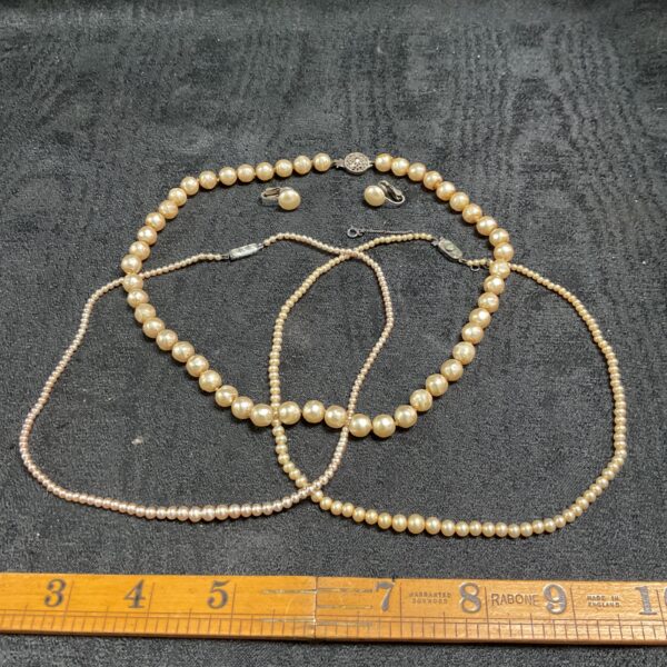 Single strand vintage pearl necklace, delicate faux pearls.