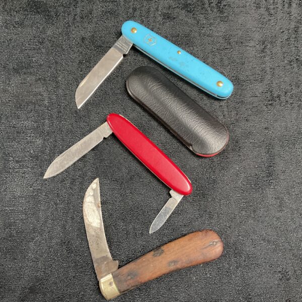 Vintage lot of pocket knives including Victorinox models.