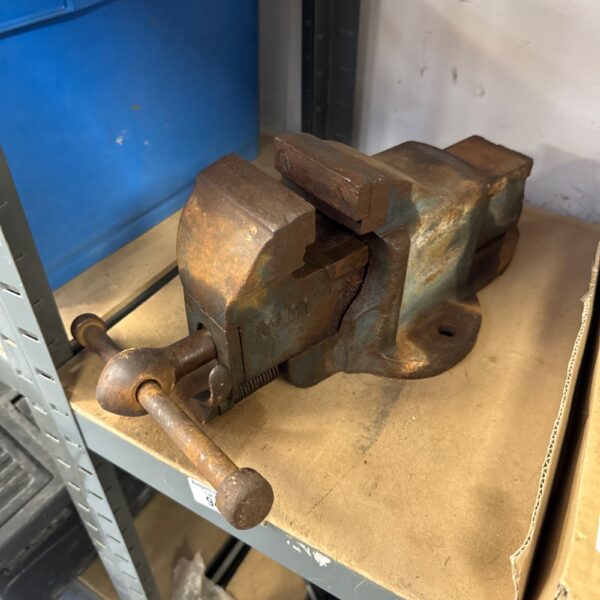 Vintage Record No 21 bench vice for metalworking and workshop use.