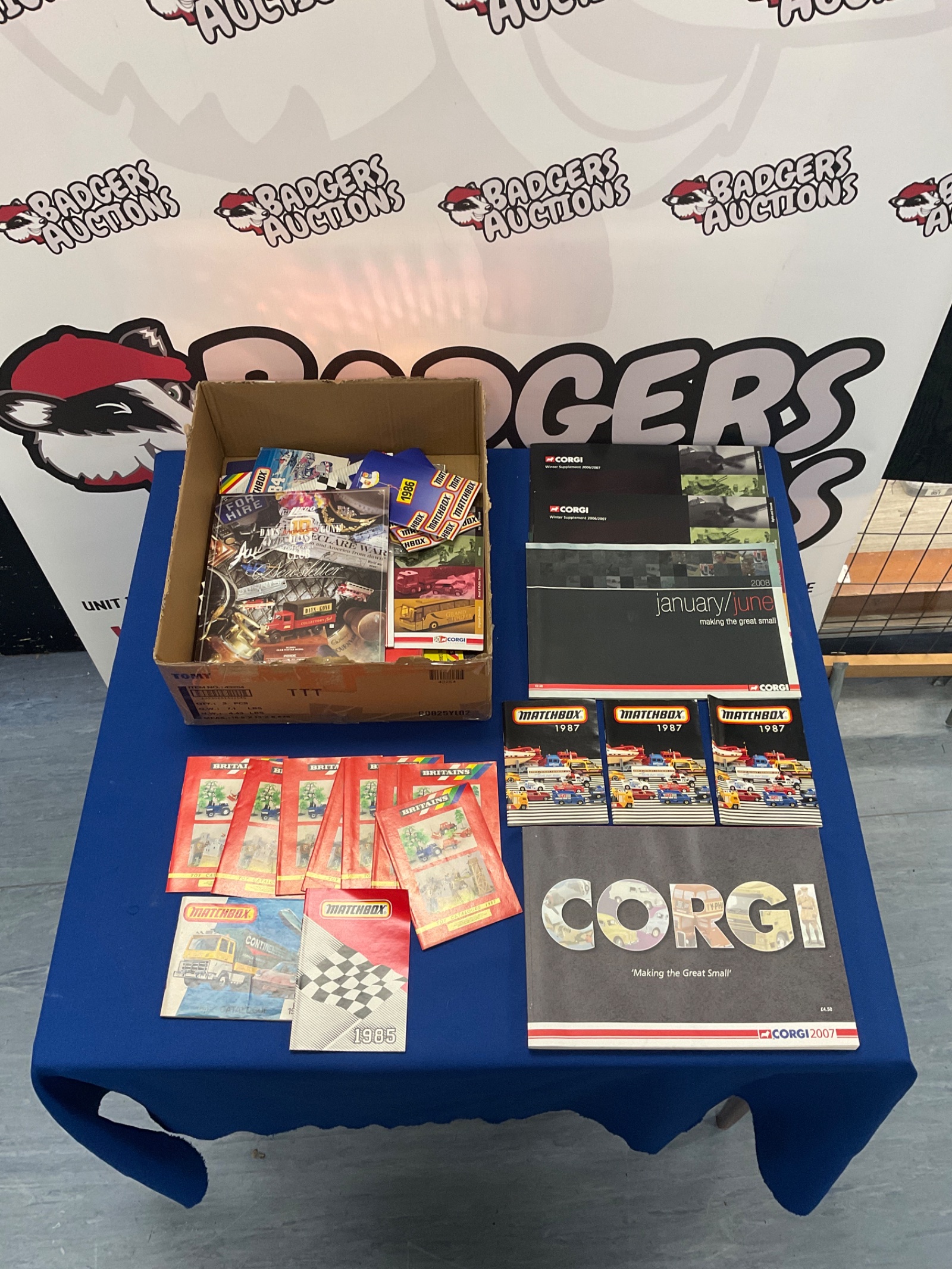 371 Box with quantity of scale model catalogues and annuals incl. Corgi, Matchbox, Lledo…