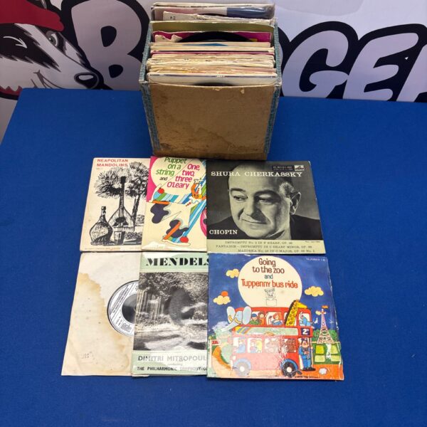 Mixed lot of vintage 7 inch vinyl records for collectors.