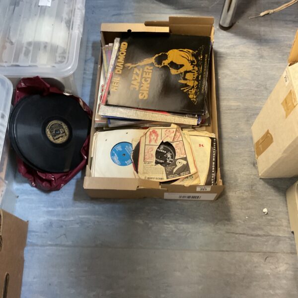 Mixed lot of 12 and 7 inch vinyl records with various genres.