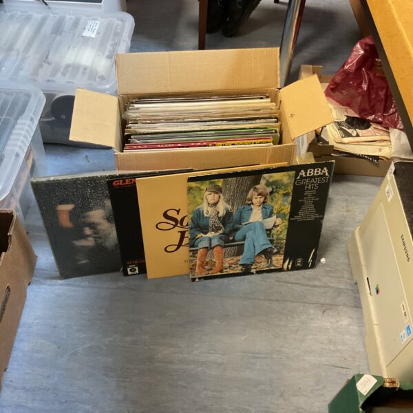 Mixed lot of 12 inch vinyl records for collectors.