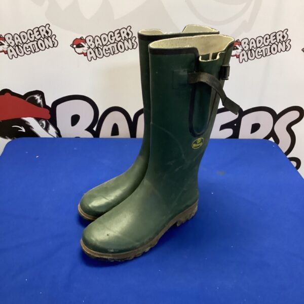 Size 10 Wetlands Wellington boots for outdoor use.