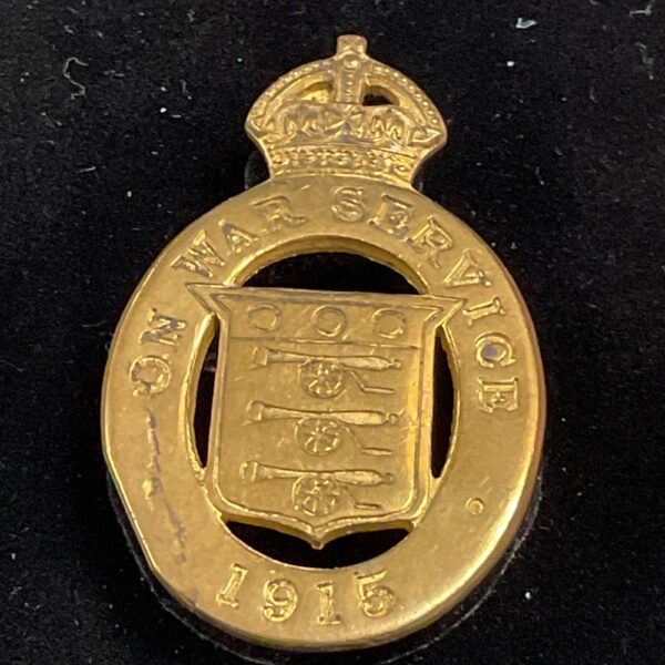 WW1 1915 brass war service badge, close-up view.